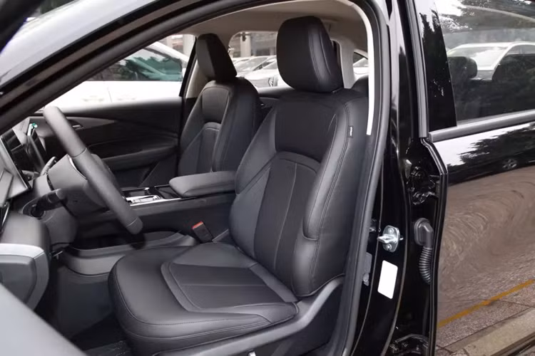 Về nội thất, chiếc xe sedan năng lượng mới Wuling Starlight 2024 có 2 màu nội thất là đen sẫm và cát nhạt, rất nhẹ nhàng và trầm lắng. Xe có bố chí 5 chỗ ngồi, hàng ghế sau đủ khoảng rộng để 3 người lớn ngồi, khoảng duỗi chân cũng rất thoải mái, ghế ngồi bọc da. 
