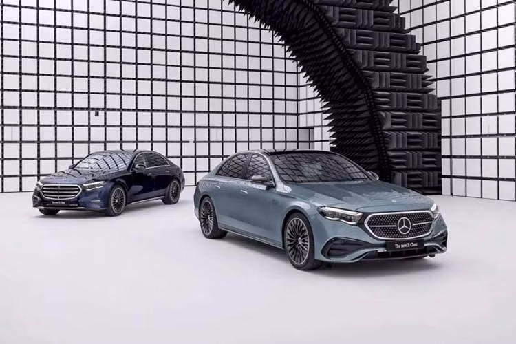 Tại Việt Nam, Mercedes-Benz E-Class vẫn đang thuộc thế hệ thứ 5 với mã W213. Mẫu xe này đang được bán ra với 3 phiên bản E 180, E 200 Exclusive và E 300 AMG với giá bán từ 2,159 – 3.209 tỷ đồng.