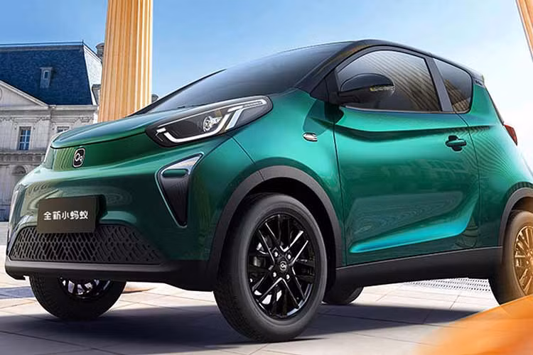 Bộ pin lithium bậc ba 40,3 kWh, phạm vi hành trình CLTC 408 km. Tốc độ tối đa của xe Chery Little Ant New Edition 2023 là 100 km/h, tương đương các xe máy. Xe có bốn chế độ lái: bình thường, tiết kiệm, thể thao và Epedal. Hơn nữa, tất cả các phiên bản đều hỗ trợ sạc nhanh DC, có thể bổ sung pin lên 80% chỉ sau 40 phút sạc.