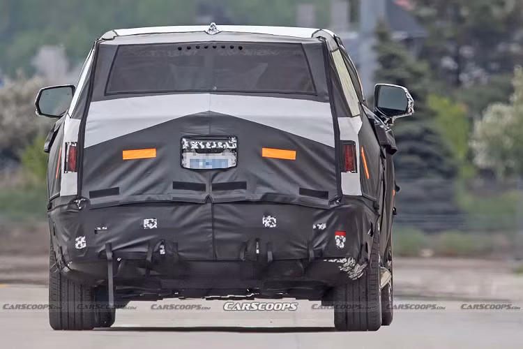 Mặc dù Cadillac cho biết Escalade IQ sẽ là "chiếc SUV cỡ lớn chạy hoàn toàn bằng điện đầu tiên" của hãng, nhưng có rất ít thông tin nhắc đến mẫu xe này.