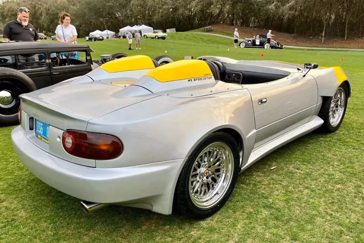 Những sự nguyên bản của Mazda MX-5 chỉ được nhìn thấy qua đèn pha thò thụt, đèn hậu, còn kiểu dáng thiết kế lại cùng việc kính chắn gió và mui xe đã bị loại bỏ hoàn toàn mang đến cho sản phẩm độ 1 chút hoang dã của dòng xe Speedster.