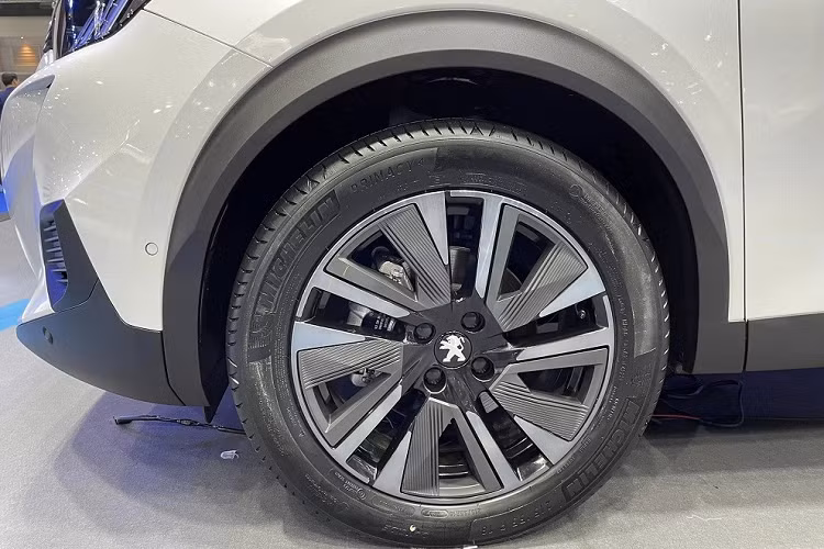 Những trang bị ngoại thất đáng chú ý khác của Peugeot e-2008 2023 ở thị trường Thái Lan bao gồm đèn pha LED, dải đèn LED định vị ban ngày, đèn hậu LED và cần gạt nước tự động. Bên trong Peugeot e-2008 2023 là không gian nội thất 5 chỗ ngồi như bản thường.