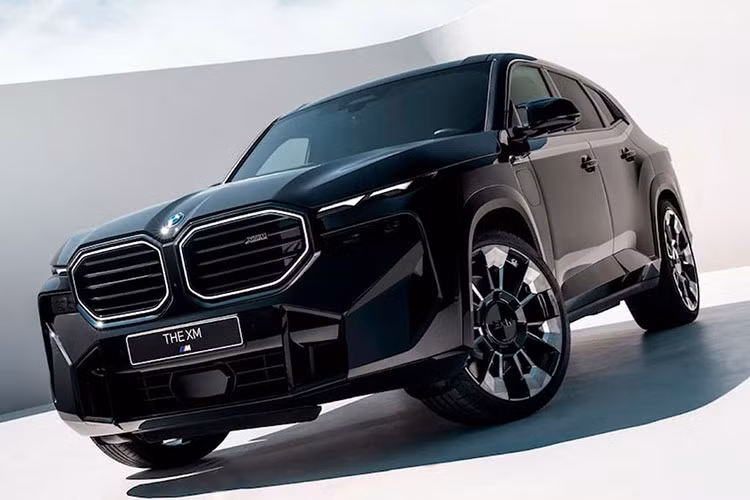 Dự kiến mẫu xe SUV BMW XM 2023 sẽ có đầy đủ các công cụ hỗ trợ lái xe tiên tiến, bao gồm: phanh khẩn cấp tự động, kiểm soát hành trình thích ứng, hỗ trợ căn giữa làn đường và cảnh báo phương tiện cắt ngang phía trước và phía sau.