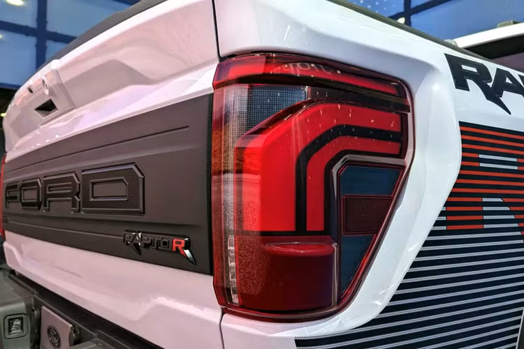 Bên cạnh đó, F-150 Raptor R 2024 còn có nắp ca-pô mới thể thao hơn, bộ lốp địa hình 37 inch, cản trước được gia cố thêm, bộ giảm xóc Fox Dual Live Valve được cải tiến cho khả năng kiểm soát tốt hơn với lò xo 24 inch.