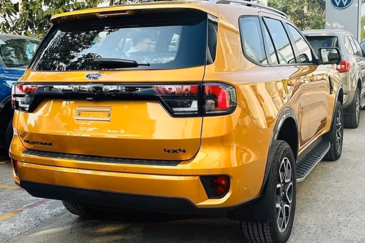 Với sự xuất hiện của Wildtrak, dòng SUV cỡ trung này hiện có tổng cộng 5 phiên bản. Trước đó, Ford Everest 2023 tại Việt Nam đã có 4 phiên bản là Ambiente, Sport, Titanium và Titanium+. So với các phiên bản còn lại, Ford Everest Wildtrak 2023 sở hữu ngoại hình khác biệt đáng kể. Đúng như tên gọi, mẫu SUV này được thiết kế theo phong cách tương tự xe bán tải Ford Ranger Wildtrak.