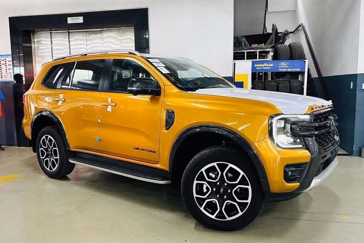 Ford đã chính thức công bố thông tin và hình ảnh của mẫu xe Everest Wildtrak mới tại Việt Nam, hiện mẫu SUV cỡ trung này đã được đưa về đại lý chính hãng. Việt Nam là thị trường thứ 3 trên thế giới đón nhận Ford Everest Wildtrak 2023 mới, sau New Zealand và Thái Lan. Đây đồng thời cũng là bản trang bị cao cấp nhất của dòng xe Ford Everest tại Việt Nam hiện nay.