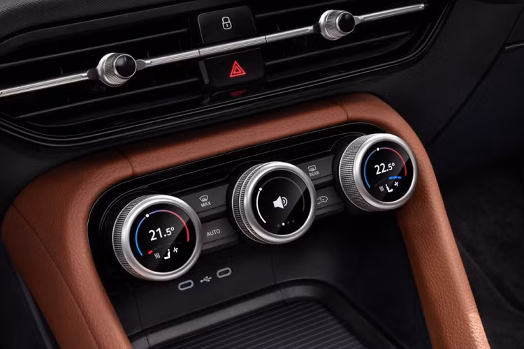 Chưa hết, Skoda Kodiaq 2024 về Việt Nam còn được trang bị bảng đồng hồ kỹ thuật số Virtual Cockpit 10 inch và màn hình hiển thị thông tin kính lái HUD mới. Những trang bị này mang đến cảm giác hiện đại và công nghệ cao hơn cho nội thất. Tuy có màn hình trung tâm cỡ lớn nhưng mẫu SUV hạng trung này không bị loại bỏ các nút bấm cơ học. Đây rõ ràng là tin vui đối với những người không muốn phụ thuộc quá nhiều vào màn hình cảm ứng.