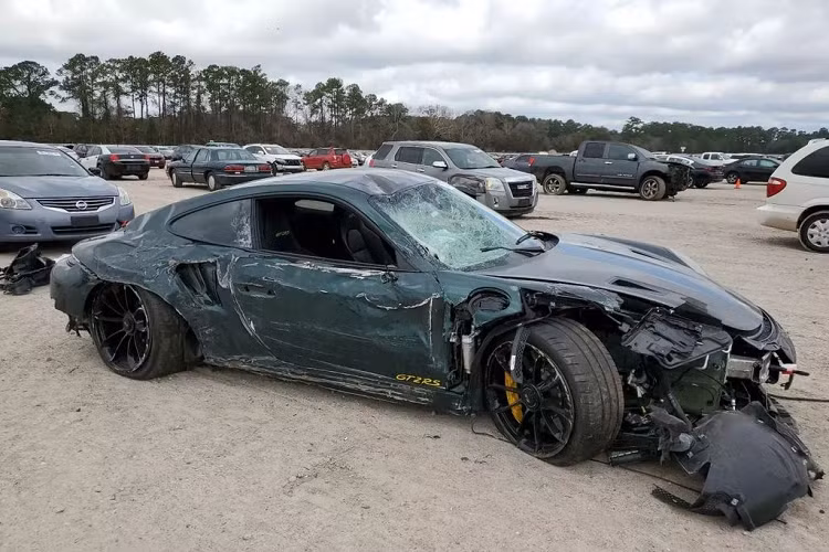 Sau khi chiếc Porsche 911 GT2 RS đồng nát này được đăng bán đấu giá trên Copart, hai trang web Reddit và VINwiki đã đăng bài cho rằng đây là xe từng thuộc sở hữu của tay golf nổi tiếng thế giới Patrick Reed.