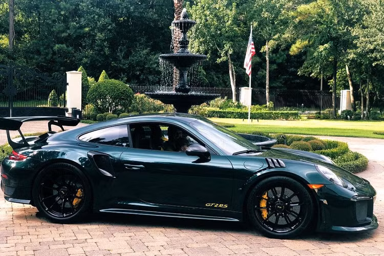 Trên nền sơn xanh mướt, siêu xe Porsche 911 GT2 RS có điểm nhấn là các chi tiết màu vàng như: logo GT2 RS và kẹp phanh. Bên trong cabin, xe có tông màu đen chủ đạo và cũng được nhấn nhá bằng các chi tiết màu vàng.