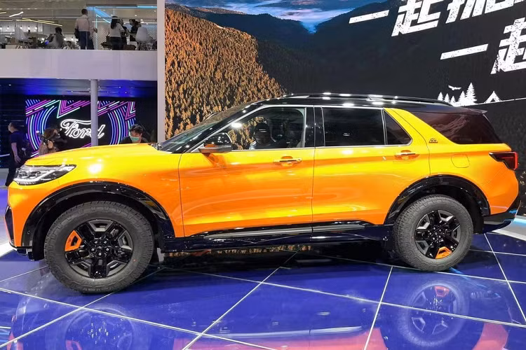Nằm bên dưới nắp ca-pô của Ford Explorer Kunlun Peak Edition 2023 mới ra mắt tại Trung Quốc vẫn tiếp tục là động cơ xăng EcoBoost 4 xi-lanh, tăng áp, dung tích 2.3L, sản sinh công suất tối đa 276 mã lực và mô-men xoắn cực đại 425 Nm