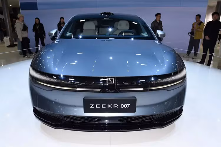 Cũng trong triển lãm, thương hiệu con của Geely đã công bố giá xe Zeekr 007 2024 với mức là 229.900 nhân dân tệ (tương đương 750 triệu đồng), khách hàng đặt mua sớm, sẽ nhận về rất nhiều chương trình ưu đãi giảm giá tiền mặt.