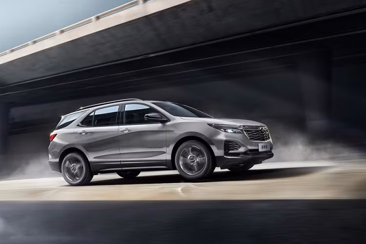 Đầu tiên, chúng ta sẽ bàn về giá xe Chevrolet Equinox 2023 tại Trung Quốc, theo đó, chiếc xe này được ra mắt với tổng cộng 5 phiên bản, giá từ 184.900 nhân dân tệ đến 239.900 nhân dân tệ (tương đương 627 triệu đồng đến 813 triệu đồng).