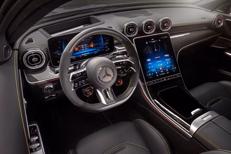 Vì là xe PHEV nên Mercedes-AMG C63 S E Performance 2023 khá nặng với trọng lượng 2.036 kg. Tuy nhiên, xe chỉ tiêu thụ lượng xăng trung bình 6,92 lít/100 km. Chưa hết, Mercedes-AMG C63 S E Performance còn được trang bị hệ thống đánh lái cầu sau, phanh carbon, hệ thống treo thích ứng và công nghệ chọn chế độ lái AMG Dynamics tiêu chuẩn.