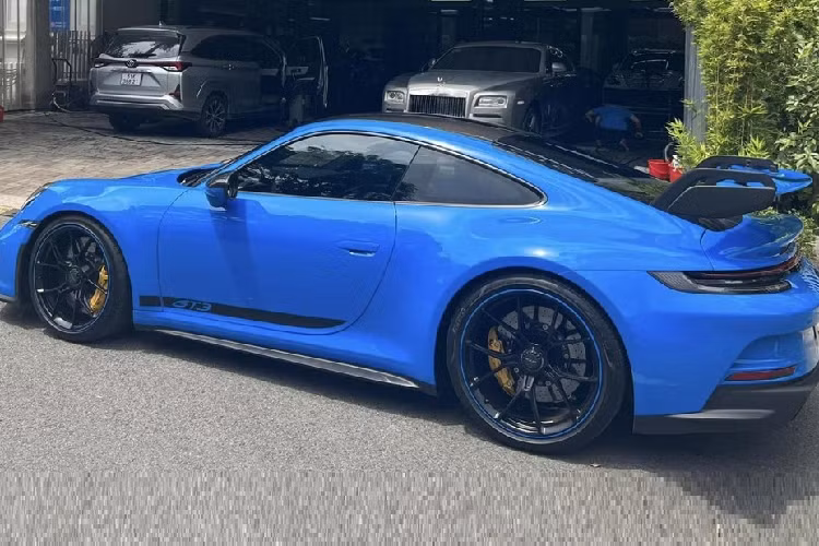 Cũng cần phải nói, đã sở hữu xe Porsche 911 GT3 thế hệ mới, đuôi xe phải có nét đặc trưng đó là cánh gió cổ thiên nga, rất đặc biệt. Được biết, gói GT3 Touring có giá nửa tỷ đồng, ngoài ra, Cường Đô la còn chi thêm 300 triệu đồng để mua gói bảo hành chính hãng.