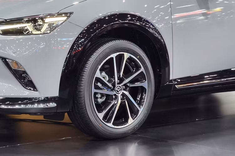 Trong đó, bản tiêu chuẩn của xe rẻ hơn bao giờ hết. So với phiên bản cũ, mẫu xe crossover Mazda CX-3 2024 không thay đổi nhiều về thiết kế ngoại thất. Thay vào đó, hãng Mazda chỉ bổ sung nóc và nẹp hốc bánh màu đen mới cho xe. Nằm bên trong hốc bánh này là vành la-zăng có đường kính 18 inch và thiết kế mới.
