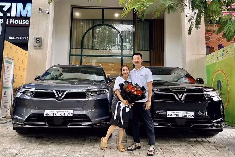 Chia sẻ trên trang facebook cá nhân, Ốc Thanh Vân cho biết cô và ông xã vừa cùng nhau tậu hai chiếc VinFast VF9. Trong hình ảnh được đăng tải, nữ diễn viên và chồng đã cùng nhau tạo dáng bên cạnh hai chiếc ôtô mới. Trong đó, có một chiếc VinFast VF9 của Ốc Thanh Vân sơn màu xám và chiếc còn lại của ông xã sơn màu đen bóng.
