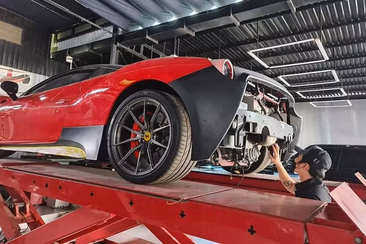 Trong số nhiều chiếc siêu xe Ferrari 488 GTB tại Việt Nam, có không ít xe được chủ nhân đầu tư gói độ tiền tỷ nhằm để mang đến ngoại hình khác biệt, duy nhất và không đụng hàng. Hiện đã có 2 đại gia Việt đã chọn bản độ giới hạn của hãng Misha Designs để khoác lên mình xe Ferrari 488 GTB