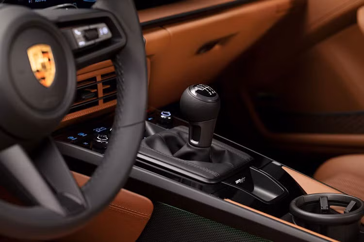 Ngoài ra, tất cả các huy hiệu “911 S/T” bên trong đều được hoàn thiện bằng vàng. Được định hình là phiên bản tri ân cuối cùng về lịch sử của dòng xe 911, Porsche chỉ sản xuất 1.963 chiếc xe, đánh dấu năm sản xuất đầu tiên của dòng xe thể thao huyền thoại này.