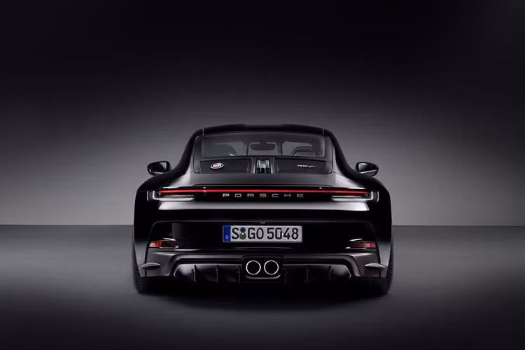Với những trang bị liệt kê, giá xe Porsche 911 S/T 2024 không hề rẻ. Chỉ riêng đồng hồ Chronograph 1 – 911 S/T được bán 13.500 USD tương đương 320 triệu và chiếc xe là 290.000 USD tương đương 6,88 tỷ đồng.