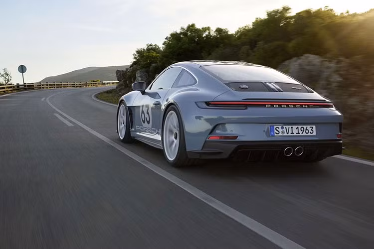 Chiếc xe này được Porsche đặt tên "911 S/T", trang bị động cơ 6 xi-lanh phẳng dung tích 4.0l hút khí tự nhiên, công suất 518 mã lực (386 kW/525 PS) từ GT3 RS với hộp số sàn 6 cấp và khung gầm được tinh chỉnh để bám đường hơn.