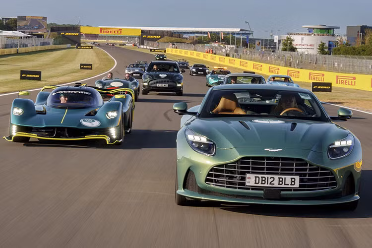 Mẫu siêu xe Aston Martin Valour được thiết kế để trở thành một “chiếc xe hiện đại dành cho người lái” với “trái tim và linh hồn của một chiếc xe cổ điển vượt thời gian”. Những khách hàng đầu tiên sẽ được nhận xe bắt đầu từ tháng 9/2023.