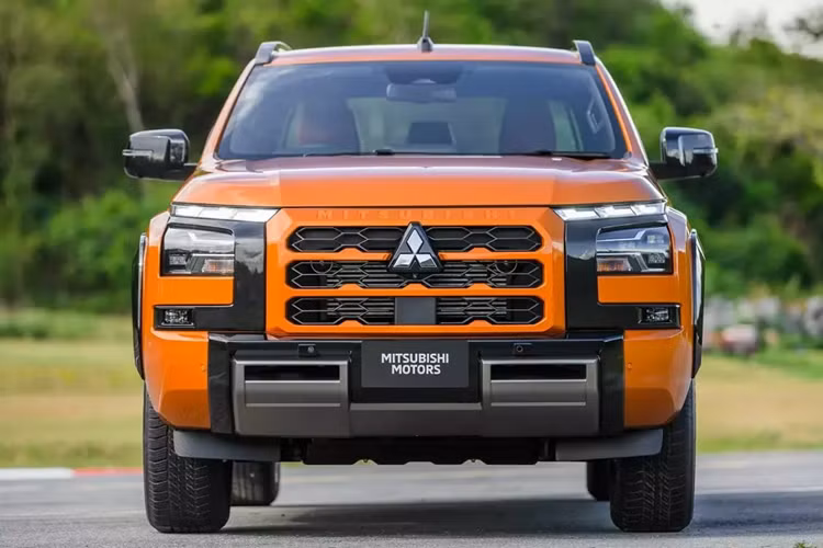 Theo đó, tại thị trường Đông Nam Á này, mức giá xe Mitsubishi Triton Athlete 2024 cho 2 bản là dẫn động 1 cầu 4x2 và dẫn động 2 cầu 4x4 lần lượt là 1,13 triệu Baht (khoảng 765 triệu đồng) và 1,3 triệu Bath (880 triệu đồng).