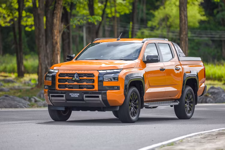 Bên trong Mitsubishi Triton Athlete 2024 là không gian nội thất 2 hàng ghế với 5 chỗ ngồi. Ghế của phiên bản này được bọc da pha da lộn màu cam - đen tương phản với chỉ khâu hình tổ ong. Viền chỉ trên mặt táp-lô, tapi cửa và vô lăng cũng màu cam, tạo cảm giác "tông xuyệt tông" với ngoại thất.