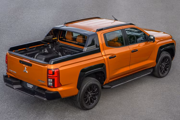 Các trang bị tiện nghi đáng chú ý khác của Mitsubishi Triton Athlete 2024 tại thị trường Thái Lan gồm có ghế lái chỉnh điện 8 hướng, chìa khóa thông minh, khởi động máy bằng nút bấm, hệ thống điều hòa 2 vùng tự động, 2 cổng sạc 12V, cổng USB Type A/Type C cho hàng ghế sau và sạc điện thoại không dây.