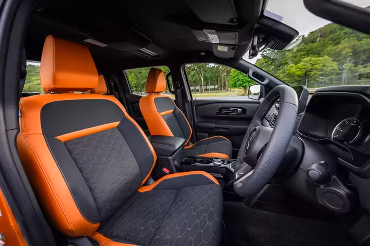 Là bản cao cấp nhất nên đương nhiên mẫu xe bán tải Mitsubishi Triton Athlete 2024 cũng sở hữu ngoại hình ấn tượng hơn và trang bị đầy đủ hơn. Điểm nhấn của bản Athlete nằm ở màu sơn cam Yamabuki Orange Metallic đặc trưng.