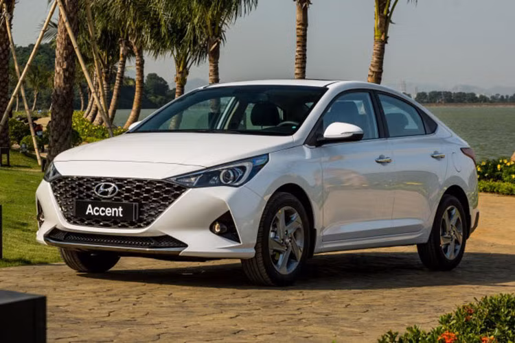 Hyundai Accent: 1.002 xe Mẫu sedan cỡ B của Hyundai đạt doanh số 1.002 xe trong tháng 8/2023. Lũy kế 8 tháng qua, có 9.829 xe Hyundai Accent được bàn giao tới tay khách hàng. Hyundai Accent hiện được phân phối tại Việt Nam với 4 phiên bản, giá niêm yết từ 426 - 542 triệu đồng.
