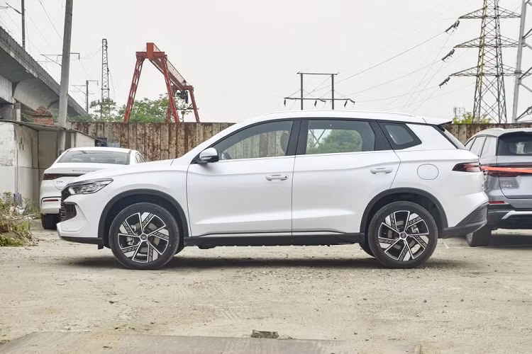 Những hình ảnh chụp BYD Song Pro DM-i Champion Edition 2023 xuất phát từ đại lý, nó cho thấy chiếc xe mới nâng cấp chủ yếu về mặt trước, 1 thay đổi nhỏ ở đuôi xe, việc ra mắt chính thức chiếc SUV cỡ C, sẽ là đối thủ của những Mazda CX-5 hay Honda CR-V dự kiến sẽ rơi vào Quý II này, tức có nghĩa sớm nhất trong tháng 5 và chậm nhất là tháng 6.