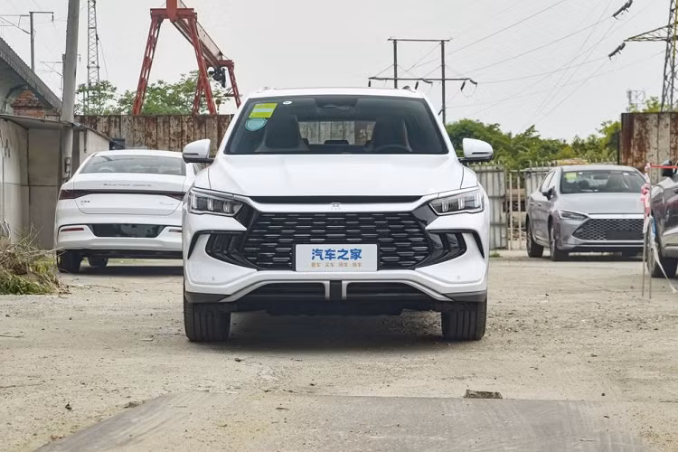 Mới đây, hãng xe BYD đã tung ra những hình ảnh chính thức về mẫu SUV cỡ C - BYD Song Pro DM-i 2023 mới của mình. Xe với nhiều thay đổi ở ngoại thất và nội thất, nhanh chóng nhận được sự quan tâm của giới truyền thông Trung Quốc. 