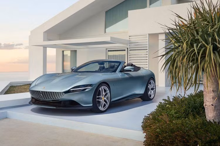 Ferrari Roma Spider 2024 mui tran mem tu 280.000 USD co gi hay?