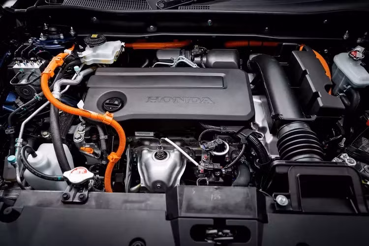 Đi kèm hộp số vô cấp CVT và 2 lựa chọn dẫn động cầu trước hoặc bốn bánh AWD. Động cơ e:HEV 2.0 kết hợp động cơ xăng 2.0L Atkinson cycle cùng với 2 mô-tơ điện cho công suất tối đa 207 mã lực, và mô-men xoắn cực đại 335 Nm từ 0 – 2.000 v/ph. Đi kèm là hộp số vô cấp e-CVT và dẫn động AWD.