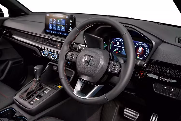 Nhiều khả năng, Honda CR-V 2023 tại Việt Nam vẫn tiếp tục trang bị động cơ xăng 1.5L tăng áp và hộp số CVT. Trong khi đó, bản Hybrid trang bị động cơ e:HEV có thể sẽ bán ngay cuối năm nay nhằm bắt kịp xu hướng điện khí hóa của các hãng xe trên thị trường.
