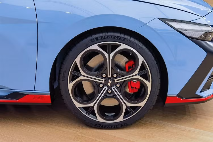Ngay cả cụm đèn pha của mẫu xe sedan Hyundai Elantra N 2024 cũng được làm mới. Thiết kế đèn pha của mẫu xe này giống với Hyundai Elantra thông thường và tích hợp dải đèn LED định vị ban ngày mới. Tuy chỉ là phiên bản nâng cấp giữa vòng đời nhưng Hyundai Elantra N 2024 đã được thay đổi cả thiết kế nắp ca-pô, tương tự công thức áp dụng cho bản thường.