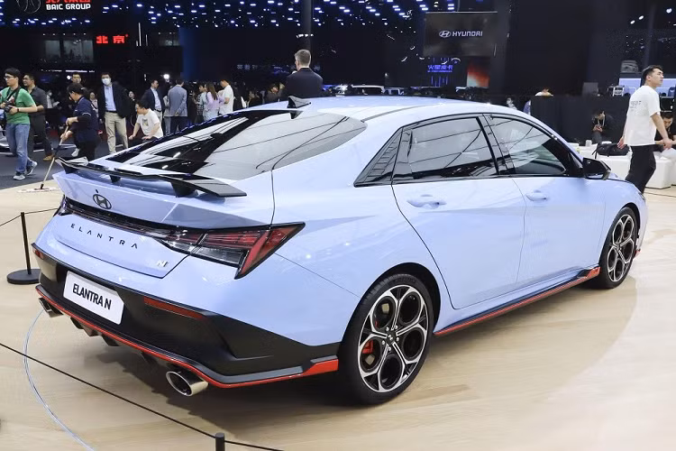 Hiện hãng Hyundai chưa công bố hình ảnh nội thất của Elantra N mới. Tuy nhiên, sẽ không ngạc nhiên nếu xe cũng được áp dụng phong cách thiết kế tương tự Hyundai Elantra 2023. Đáng tiếc là động cơ của Hyundai Elantra N 2024 không thay đổi so với trước. Xe vẫn dùng động cơ xăng 4 xi-lanh, tăng áp, dung tích 2.0L, sản sinh công suất tối đa 276 mã lực và mô-men xoắn cực đại 392 Nm.