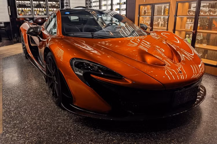 Siêu phẩm McLaren P1 cũng từng xuất hiện tại đây. Mẫu xe thể thao hybrid đầu tiên của McLaren được giới thiệu lần đầu tại triển lãm Paris Motor Show 2012.
