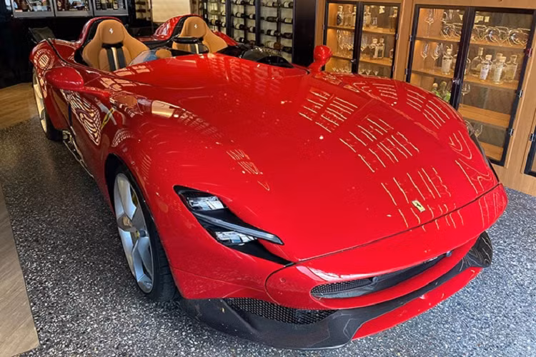 Bộ đôi Ferrari Monza SP1 và SP2 thuộc dòng sản phẩm "Icona" cao cấp nhất của Ferrari. Đúng với tên gọi, SP1 và SP2 lần lượt có 1 và 2 chỗ ngồi.