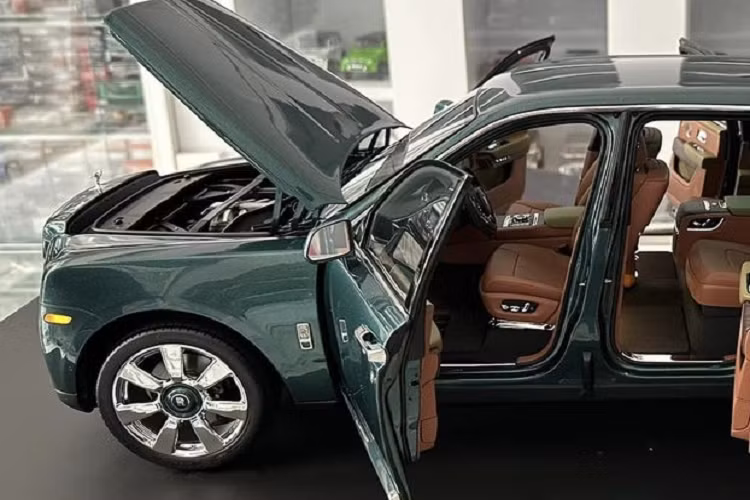 Theo chia sẻ từ đại diện cửa hàng, giá xe mô hình Rolls-Royce Cullinan vừa về nước khoảng 1,2 tỷ đồng và hiện đã có chủ. Trên thực tế, để sở hữu xe mô hình Rolls-Royce không phải là đơn giản. Amalgam Collection không bán công khai các mô hình xe của thương hiệu Rolls-Royce trên website của mình. Vậy làm thế nào mới có thể sở hữu chúng?