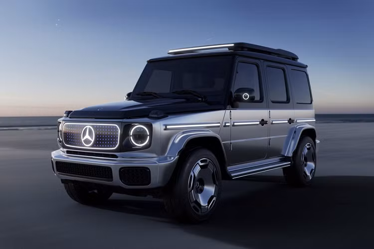 Tại Triển lãm Ô tô Munich 2023, Mercedes-Benz đã đem tới trưng bày phiên bản tiền sản xuất của EQG. Cùng với đó, thương hiệu Đức cho biết mẫu SUV thuần điện đầu bảng này sẽ chính thức được công bố ra mắt vào đầu năm 2024. Mercedes-Benz EQG 2025 mới không được phát triển dựa trên hệ thống khung gầm thuần điện như những mẫu xe khác thuộc dòng sản phẩm Mercedes-EQ mà sử dụng chính nền tảng của G-Class. 