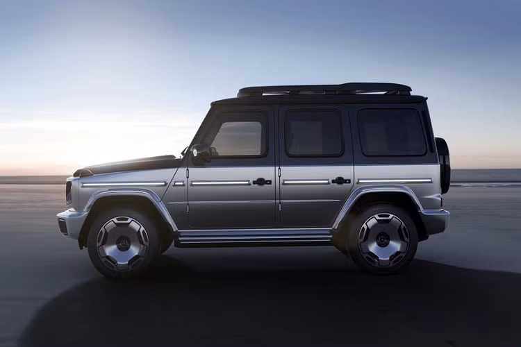 Thương hiệu Đức chọn cách tiếp cận này để đảm bảo khả năng vận hành off-road của EQG không thua kém bản chạy động cơ đốt trong. Mẫu xe SUV Mercedes-Benz EQG còn được trang bị hệ thống treo tay đòn kép cả phía trước và sau. Hệ thống pin đặt dưới sàn xe được bảo vệ bởi vỏ thép kết hợp lớp cường lực được làm từ hợp chất polymer pha sợi carbon. 