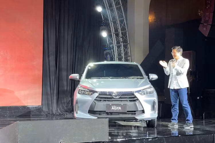 Con số tương ứng khi đi với hộp số tự động là 21 km/lít (4,76 lít/100 km). Giá xe Toyota Wigo 2023 ở thị trường Indonesia vẫn chưa được công bố. Chỉ biết rằng, trong năm nay, mẫu xe hạng A này sẽ quay trở lại thị trường Việt Nam sau khi bị ngừng bán từ giữa năm ngoái vì không đáp ứng tiêu chuẩn khí thải Euro 5.