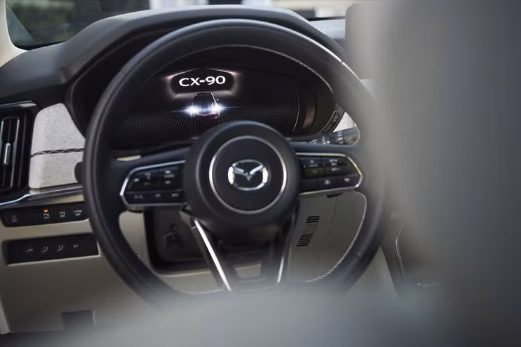 Khoang nội thất CX-90 3.3 Turbo Premium cũng sẽ trang bị ghế ngồi Captain độc lập ở hàng ghế 2 và gương chiếu hậu trong tự động chống chói kết hợp Homelink. Hệ thống giải trí sẽ đi kèm radio vệ tinh SiriusXM và hệ thống âm thanh Bose 12 loa, ghế lái tích hợp bộ nhớ và đèn nội thất cao cấp hơn.