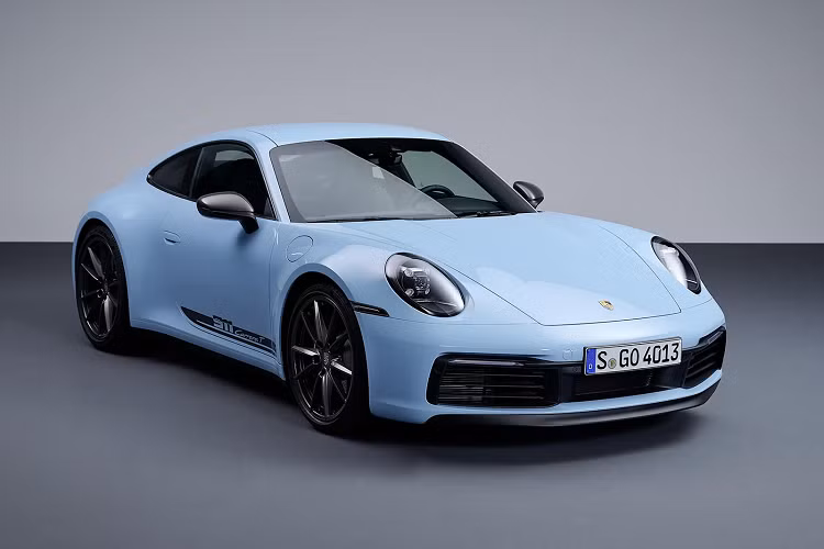 Phiên bản Porsche 911 Carrera T 2023 mới sở hữu hộp số sàn 7 cấp tiêu chuẩn, hoặc tùy chọn hộp số tự động 8 cấp ly hợp kép PDK. Nguyên tắc tinh giản cũng được áp dụng cho không gian nội thất của phiên bản này với hàng ghế sau được lược bỏ.