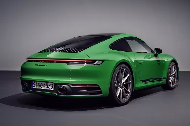 Khách hàng khi mua 911 Carrera T có thể lựa chọn danh mục Paint to Sample cho tùy chọn với hơn 110 màu sơn ngoại thất có sẵn... Tại Việt Nam, giá xe Porsche 911 Carrera T bản tiêu chuẩn từ 8,23 tỷ đồng (bao gồm thuế nhập khẩu, thuế tiêu thụ đặc biệt và thuế GTGT).