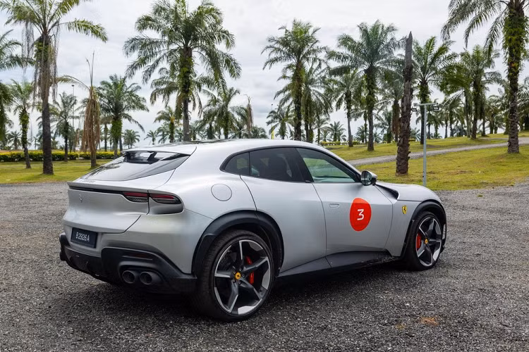 Nhìn vào động cơ và mức giá bán của xe, cũng có thể thấy Purosangue của Ferrari xếp trên 1 bậc so với Urus S của đối thủ truyền khiếp Lamborghini.