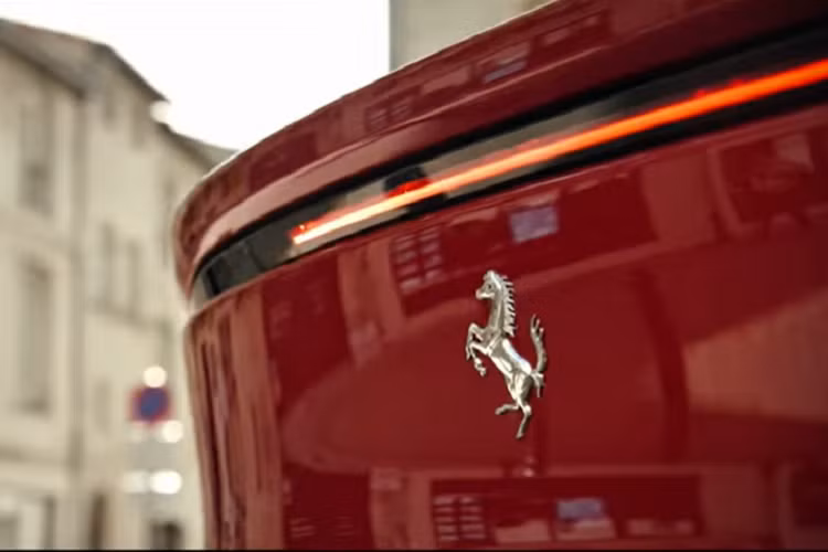 Cụ thể, chưa đến 1 năm được ra mắt, chiếc SUV đầu tiên của thương hiệu "ngựa chồm" Ý, mẫu Ferrari Purosangue tại Việt Nam đã được chốt lịch ra mắt vào ngày 20/6/2023.