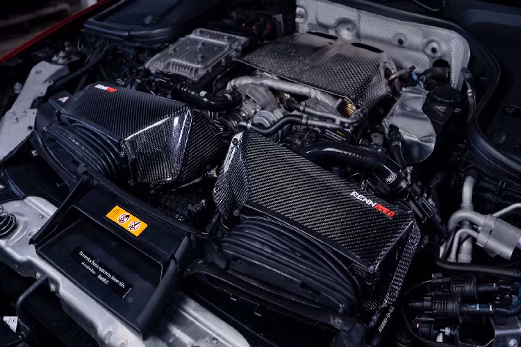Mercedes-AMG GT63 trang bị hộp số tự động 9 cấp và RENNtech đã lắp đặt bộ điều khiển hộp số và bộ điều khiển hệ truyền động. Mercedes-AMG GT63 chiếc coupe 4 cửa có hệ dẫn động 4 bánh toàn thời gian, khả năng tăng tốc từ 0-100 km/h trong 2,44 giây và đạt tốc độ 160 km/h (100 mp/h) trong 5,5 giây. Xe mất 9,9 giây để đạt tốc độ 223 km/h (139mp/h).