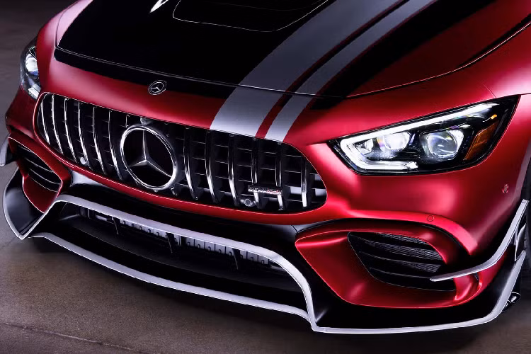 Mercedes-AMG GT63 độ RIIX của RENNtech sở hữu hệ thống ống xả được nâng cấp với chất liệu thép không gỉ gồm ống xả, bộ downpipes và giảm âm. Hệ thống giảm áp suất ngược có các van xả điều khiển điện tử cải thiện âm thanh và có thể tắt hoàn toàn khi cần thiết.